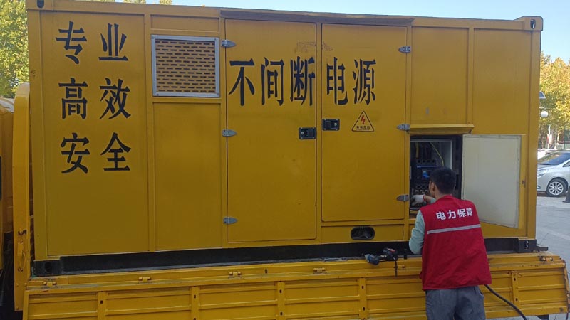 下城柴油发电机组和UPS电源配合使用时，如何避免切换过程中的电力中断？